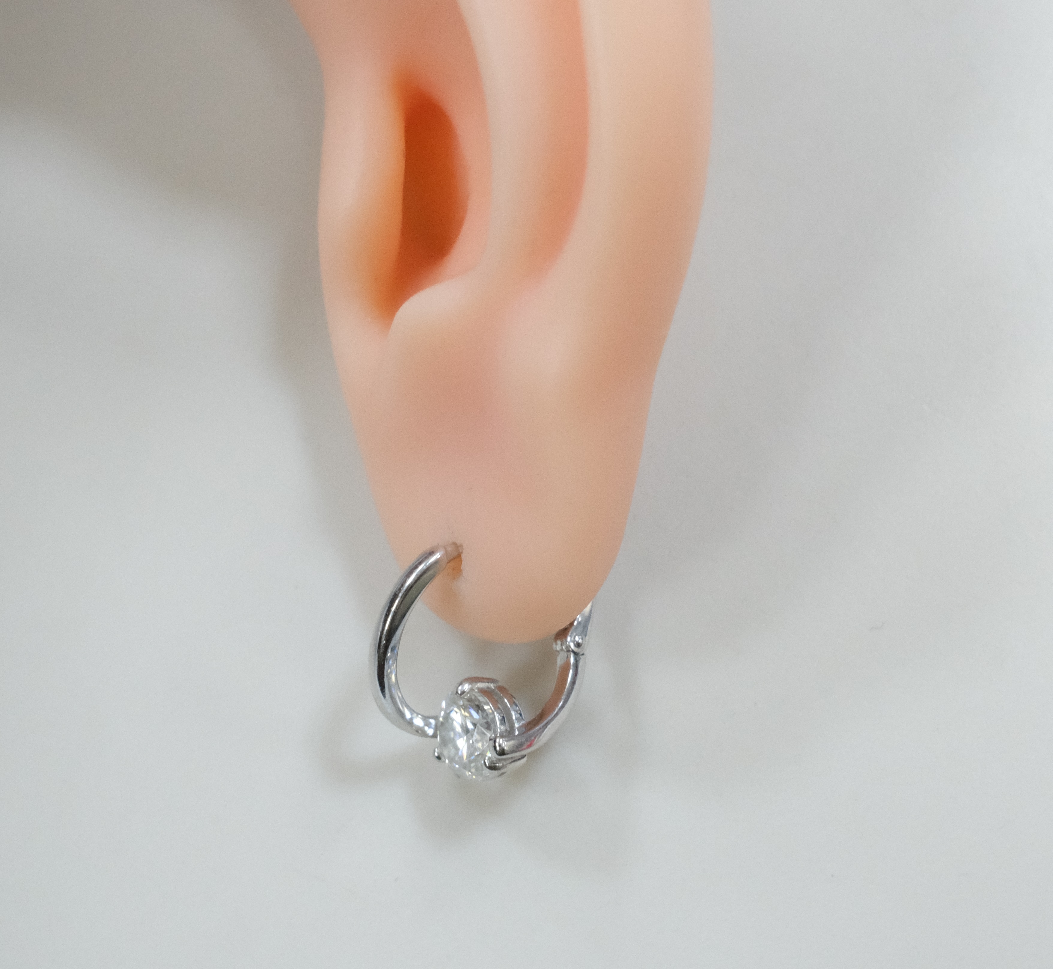 Серебряные серьги с муассанитами